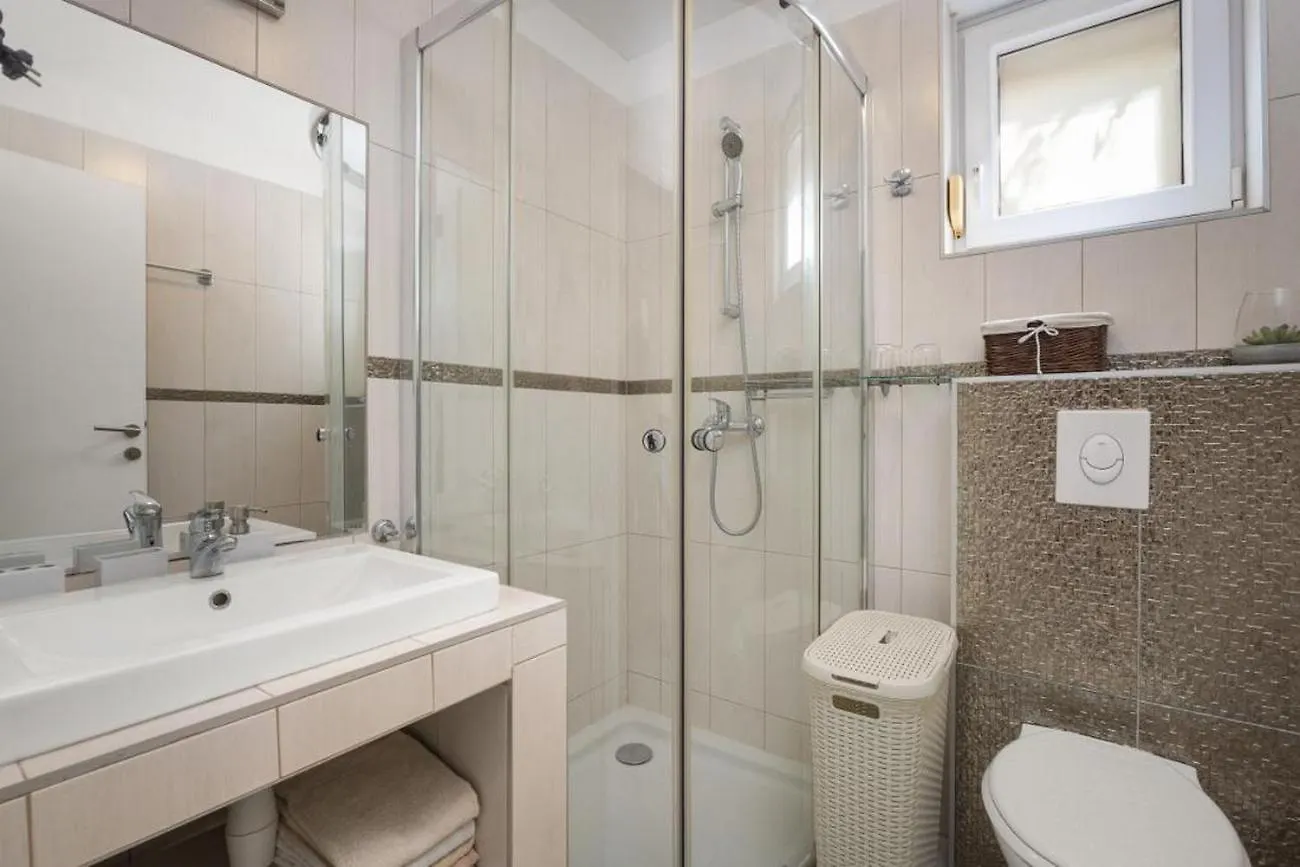Apartments Bluemare باكوشتاني 0*,